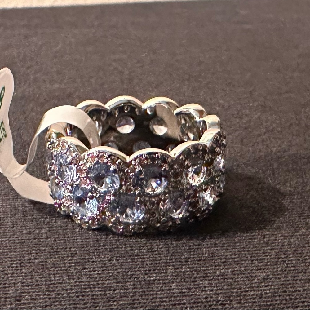 💙 Beautiful Blue & Silver Scalloped Band Ring
Size 8 • Rhodium Plating